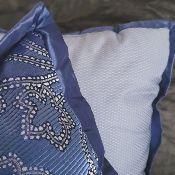 Bundle Martha Stewart Accent Throw Pillows. - Picture 6 of 7